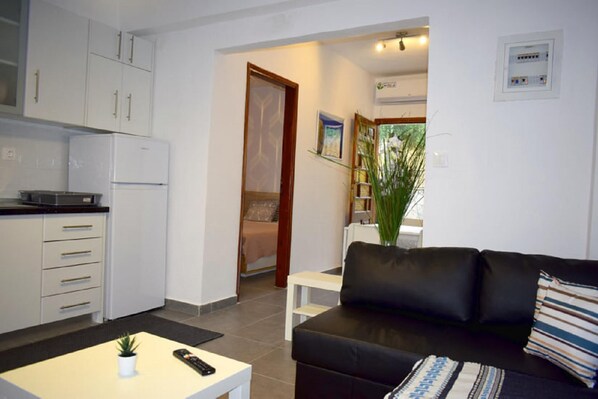 Lägenhet | Vardagsrum | 30-tums tv med kabelkanaler