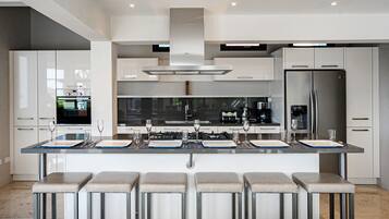 Villa (4 Bedrooms) | Cocina privada | Microondas, horno, placa de cocina y cafetera o tetera