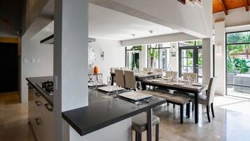 Villa (4 Bedrooms) | Cocina privada | Microondas, horno, placa de cocina y cafetera o tetera