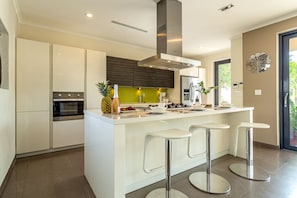 Villa (6 Bedrooms) | Cucina privata | Microonde, forno, piano cottura, macchina per tè/caffè