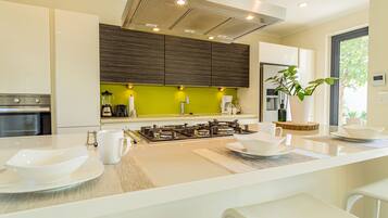 Villa (6 Bedrooms) | Private kitchen | Microwave, oven, stovetop, coffee/tea maker