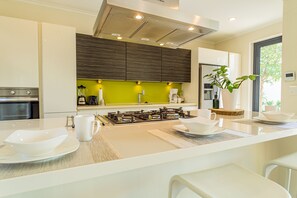 Villa (6 Bedrooms) | Cocina privada | Microondas, horno, parrilla de estufa y cafetera y tetera 