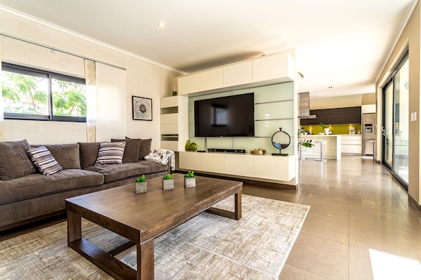 Villa (6 Bedrooms) | Area soggiorno | TV