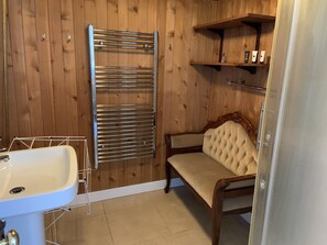 House | 2 bedrooms, free WiFi, bed sheets - Economical 2BR Small Furnished Annex-high Wycombe (High Wycombe)