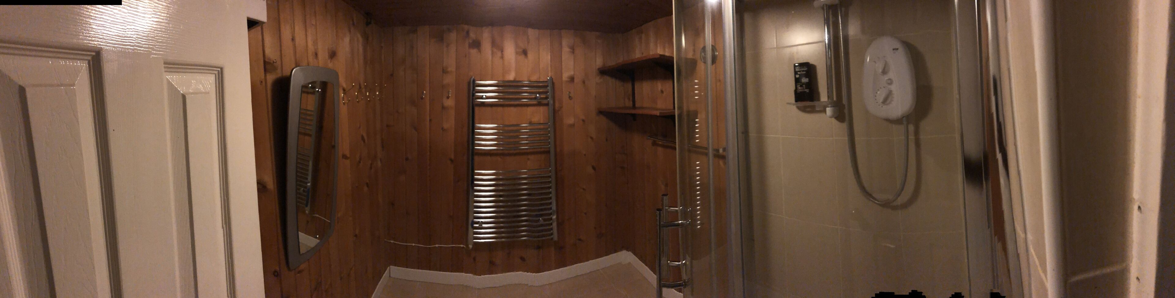 Rumah | Kamar mandi | Shower dan handuk