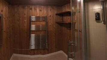 Rumah | Kamar mandi | Shower dan handuk