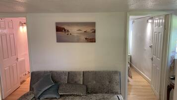 Rumah | Ruang keluarga | Televisi 30-inci dengan saluran TV kabel