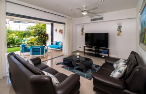 Leilighet | Oppholdsrom | En 30-tommers TV med kabel-kanaler