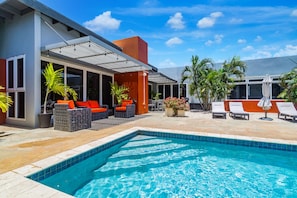 Outdoor pool - Stunning Modern Home, Near Beaches Full AC (Noord)