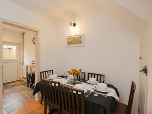 Casa de campo | Cocina privada | Frigorífico, hervidor eléctrico, tostadora y utensilios de cocina