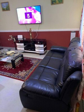 Apartment | Living room - Lovely Apartment Bargain Rate, Accra, Ghana (Kwabenya)
