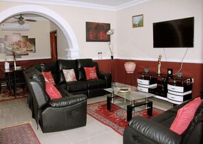 Apartment | Living room - Lovely Apartment Bargain Rate, Accra, Ghana (Kwabenyan)
