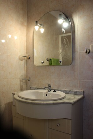 公寓 | 浴室 | 淋浴設備、吹風機、毛巾、衛生紙