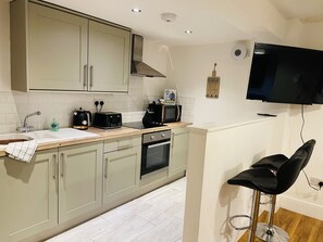 Réfrigérateur, four à micro-ondes, un four, surface de cuisson