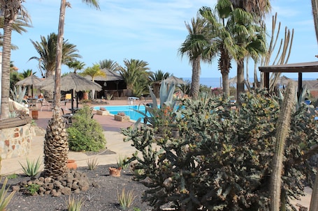 Apartamento | Piscina | Piscina externa. Rustic 1-bed Bungalow in Parque Holandés