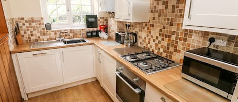 Cottage | Private kitchen | Dishwasher, cookware/dishes/utensils