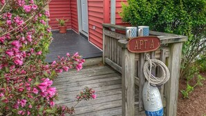 Un muelle de madera con un cartel que dice "APT A" y una boya con una cuerda.