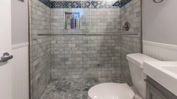 Douche, sèche-cheveux, serviettes fournies, savon