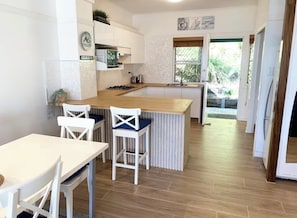 Geladeira, micro-ondas, cooktop, chaleira elétrica