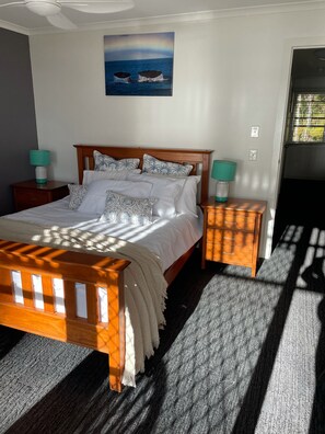 2 عدّة غرف نوم وملاءات أسرّة