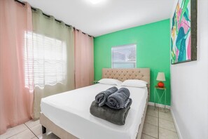 5 bedrooms, iron/ironing board, travel cot, free WiFi - La Casa Flora | Private | Pool+Hot tub | Sleeps 18 (Miami)
