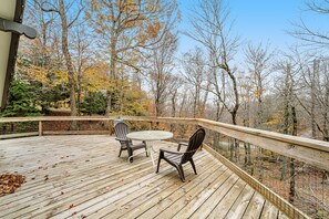 Outdoor dining - Dog-friendly home with private hot tub, 2-tier deck, firepit & amazing views (Beech Mountain)