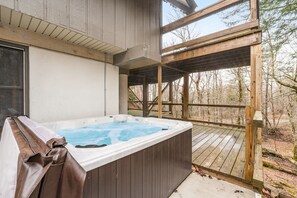 Outdoor spa tub - Dog-friendly home with private hot tub, 2-tier deck, firepit & amazing views (Beech Mountain)
