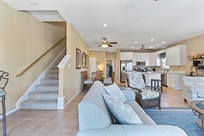 Smart TV, libros y estéreo 