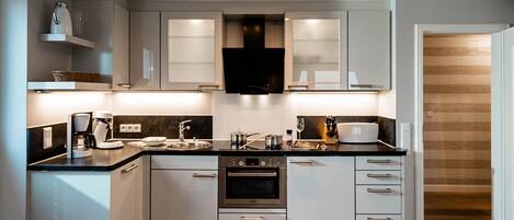 Køleskab, mikrobølgeovn, ovn, kogeplade