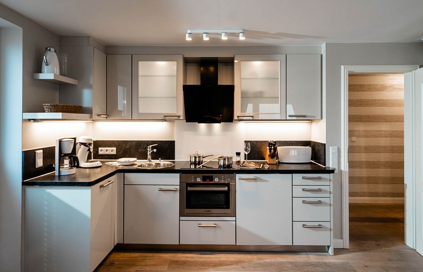 Réfrigérateur, micro-ondes, four, plaque de cuisson