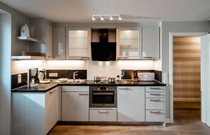 Kühlschrank, Mikrowelle, Ofen, Herdplatte