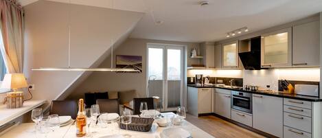 Frigorifero, microonde, forno, piano cottura