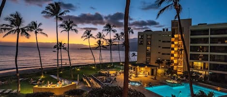 Una piscina al aire libre, una piscina climatizada