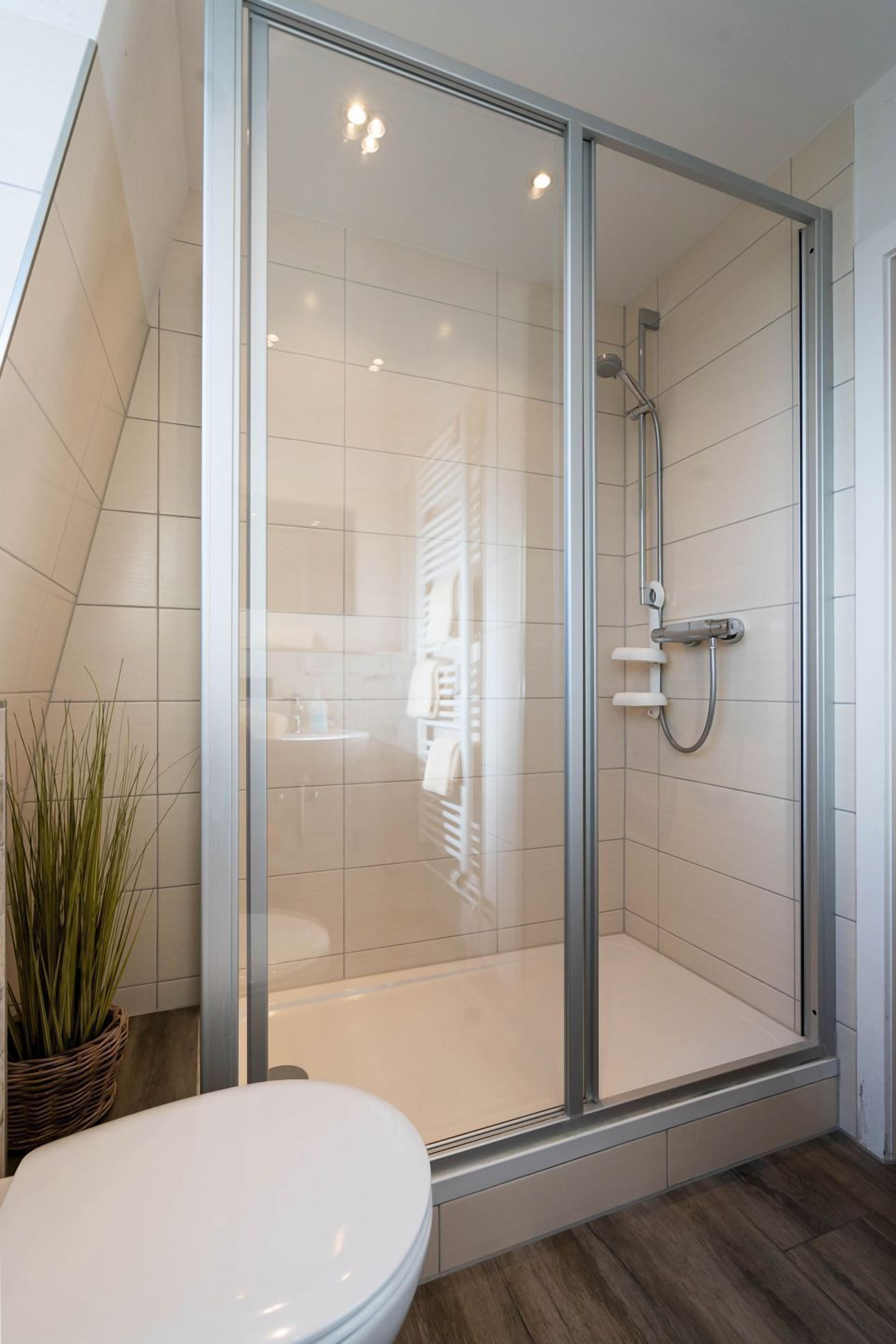 Chuveiro, toalhas de banho, sabonete 