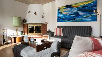 Televisión, chimenea, estéreo