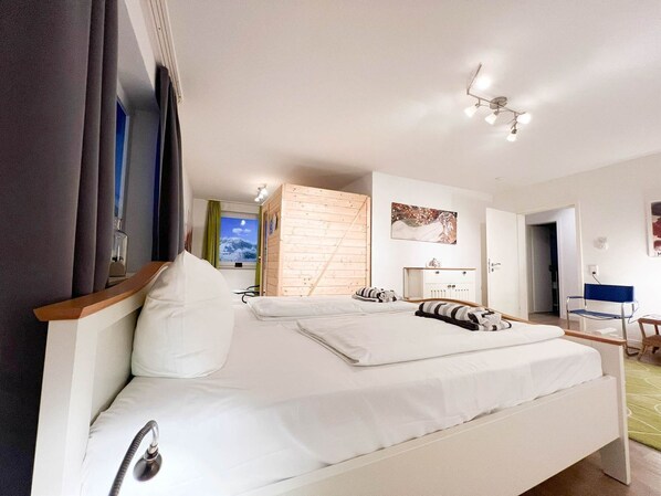 3 bedrooms, in-room safe, iron/ironing board, WiFi