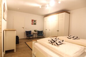 3 bedrooms, in-room safe, iron/ironing board, WiFi