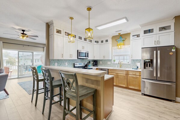 Réfrigérateur, micro-ondes, four, plaque de cuisson