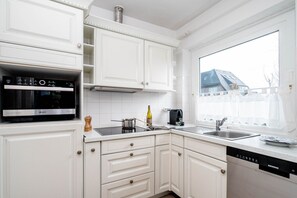 Réfrigérateur, micro-ondes, plaque de cuisson, lave-vaisselle