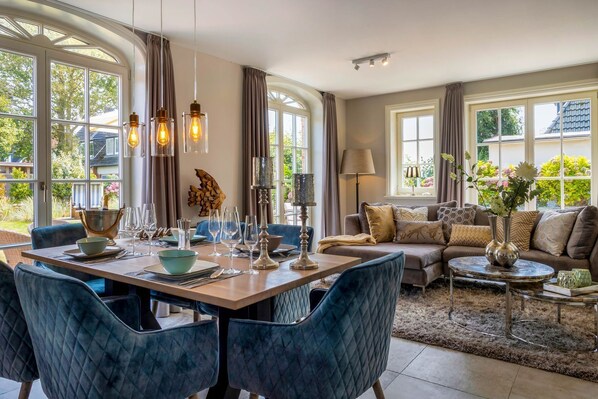 Unclassified image, 1 of 42, button