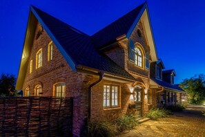 Unclassified image, 4 of 42, button