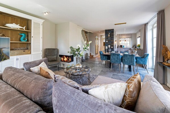 Televisión, chimenea y estéreo 