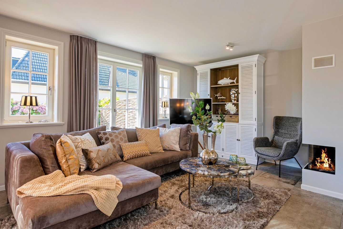 Televisión, chimenea y estéreo 