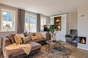 Fernseher, Kamin, Stereoanlage