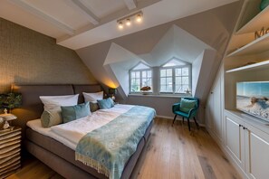 3 bedrooms, in-room safe, iron/ironing board, WiFi
