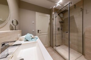 Douche, sèche-cheveux, serviettes fournies