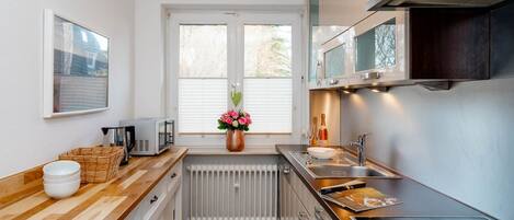 冷蔵庫、電子レンジ、オーブン、コンロ