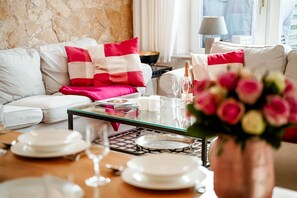 Fernseher, Kamin, Stereoanlage