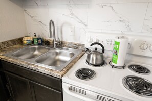 Een koelkast, een microgolfoven, een oven, een kookplaat