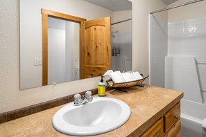 Ensemble douche/baignoire, sèche-cheveux, serviettes fournies